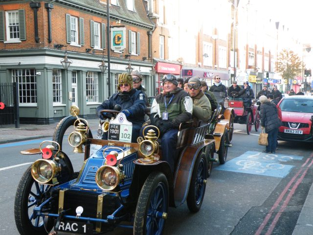 Pedestrians found it difficult to cross the road .